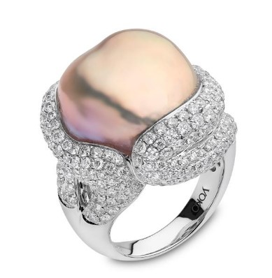кольцо с барочным жемчугом и россыпью бриллиантов
