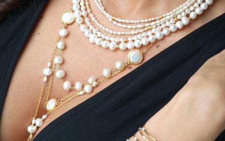 жемчужное ожерелье с платьем
