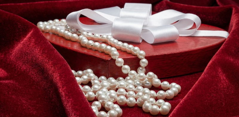Что подарить на жемчужную свадьбу (зо лет): мужу, жене, родителям