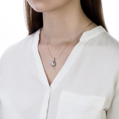 Кулон из серебра с серой каплевидной речной жемчужиной 10-11 мм