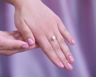 Кольцо из белого золота с белой речной жемчужиной 7-7,5 мм