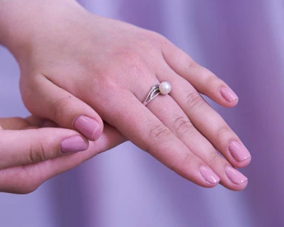 Кольцо из белого золота с белой речной жемчужиной 7-7,5 мм