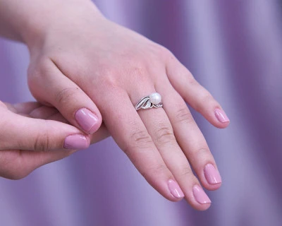 Кольцо из белого золота с белой речной жемчужиной 7-7,5 мм