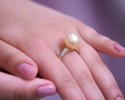 Кольцо из желтого золота с золотистой морской Австралийской жемчужиной 13-13,5 мм