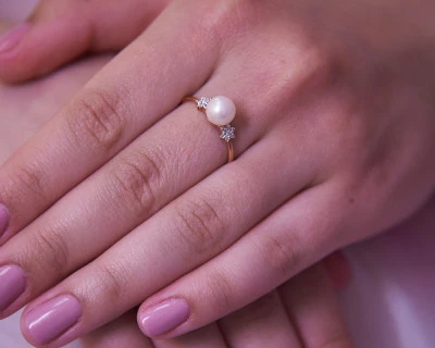 Кольцо из красного золота с белой речной жемчужиной 7-7,5 мм