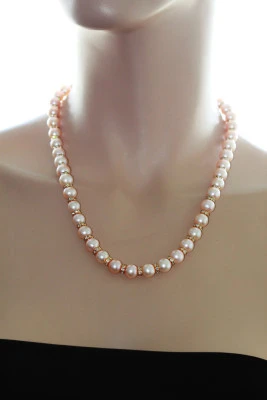 Ожерелье из розового круглого жемчуга со стразами. Жемчужины 8,5-9,5 мм