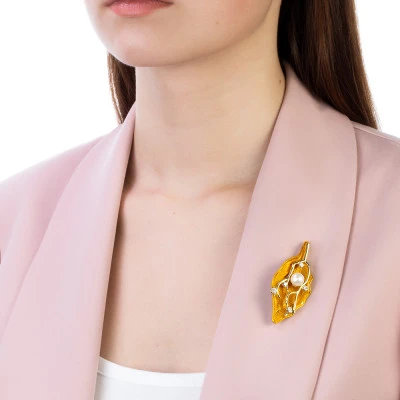 Брошь "Листок" из сплава с белой речной жемчужиной 8,5-9 мм