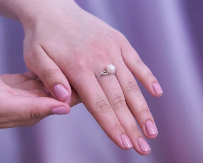 Кольцо из белого золота с белой речной жемчужиной 7,5-8 мм