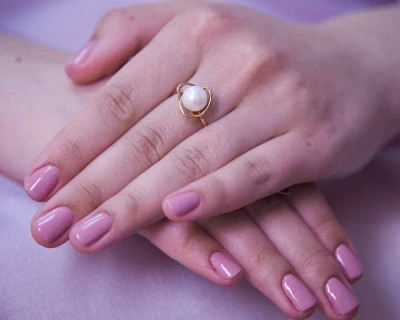 Кольцо из красного золота с белой речной жемчужиной 8,5-9 мм