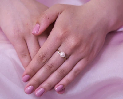 Кольцо из желтого золота с белой речной жемчужиной 7,5-8 мм