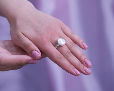 Кольцо из серебра с белой речной жемчужиной "Барокко" 13 мм