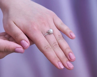 Кольцо из белого золота с белой речной жемчужиной 7-7,5 мм