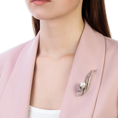 Брошь из серебра с белой речной жемчужиной 12-16 мм