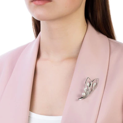 Брошь из серебра с белой речной жемчужиной 7,5-8 мм