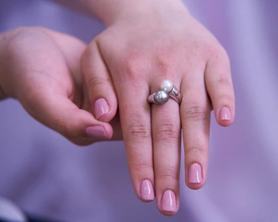 Кольцо из серебра с морской Таитянской и белой речной жемчужинами 7,5-10 мм