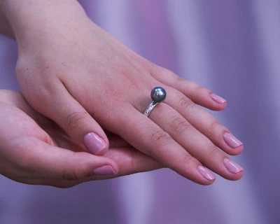 Кольцо из белого золота с черной морской Таитянской жемчужиной 9-9,5 мм
