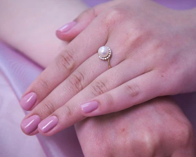 Кольцо из желтого золота с белой речной жемчужиной 7-7,5 мм