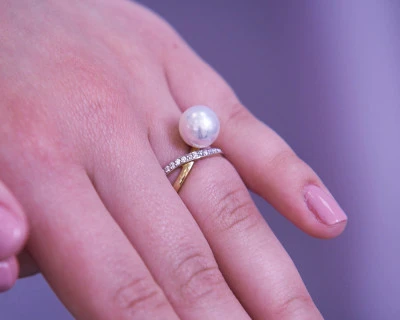 Кольцо из желтого золота с белой морской жемчужиной Акойя 9-9,5 мм