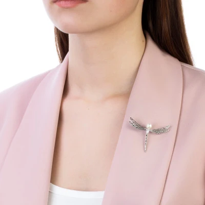 Брошь "Стрекоза" из серебра с белой речной жемчужиной 7-7,5 мм