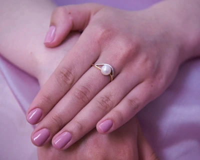 Кольцо из красного золота с белой речной жемчужиной 7,5-8 мм