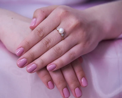 Кольцо из желтого золота с белой речной жемчужиной 7-7,5 мм