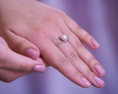 Кольцо из белого золота с белой речной жемчужиной 7-7,5 мм