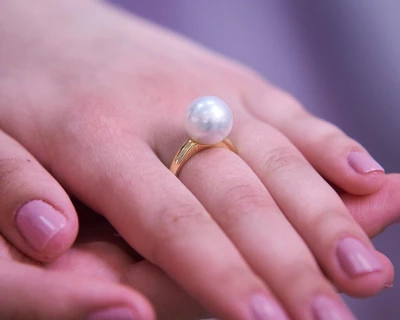 Кольцо из желтого золота с белой морской Австралийской жемчужиной 12,6-12,9 мм