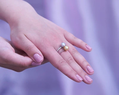 Кольцо "Дуэт" из белого золота c золотой и серебристой жемчужинами Акойя 7,5-8 мм