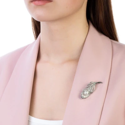 Брошь из серебра с белой пресноводной жемчужиной 8,5-9 мм