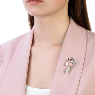 Брошь "Птица" из серебра с белой речной жемчужиной 7,5-8 мм