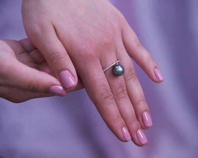 Кольцо из желтого золота с черной морской Таитянской жемчужиной 10-10,5 мм