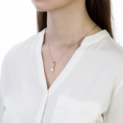 Кулон из серебра с белой каплевидной речной жемчужиной 7,5-8 мм