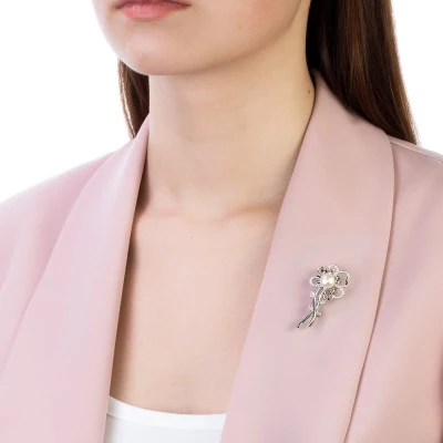 Брошь "Цветок" из серебра с белой речной жемчужиной 8,5-9 мм 