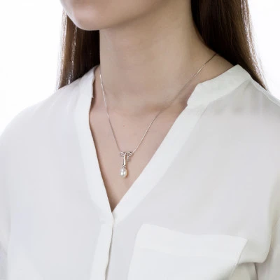 Кулон из серебра с белой речной жемчужиной 7,5-8 мм