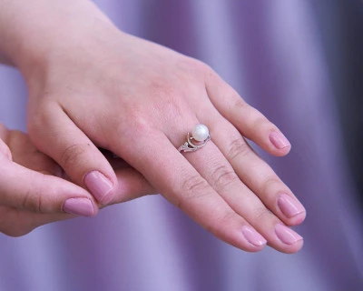 Кольцо из белого золота с белой речной жемчужиной 8-8,5 мм