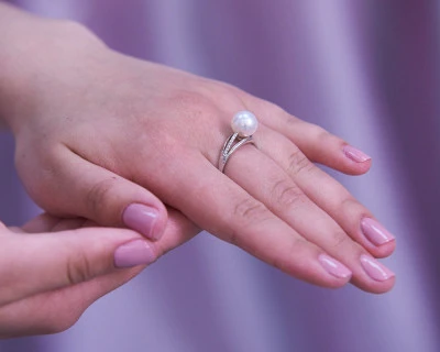 Кольцо из белого золота с белой речной жемчужиной 9,5-10 мм