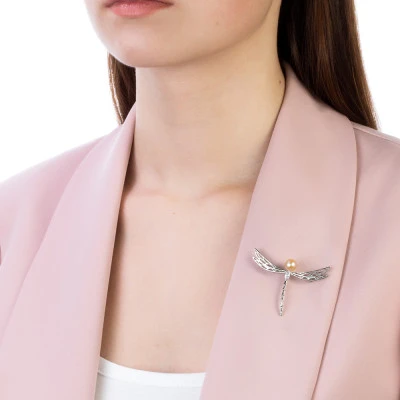 Брошь "Стрекоза" из серебра с розовой речной жемчужиной 7,5-8 мм