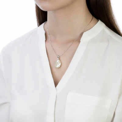 Кулон из серебра с белой барочной жемчужиной 15-18 мм