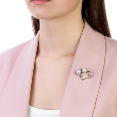 Брошь "Сердце" из серебра с белой речной жемчужиной 8,5-9 мм