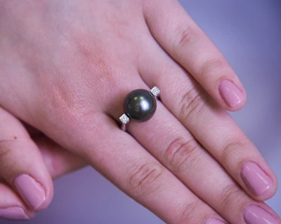 Кольцо "Роскошь" из белого золота с черной морской Таитянской жемчужиной 13-13,5 мм