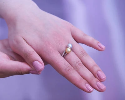 Кольцо "Дуэт" из белого золота c золотой и серебристой жемчужинами Акойя 7,5-8 мм