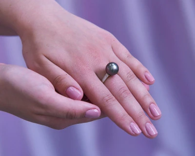 Кольцо из желтого золота с черной морской Таитянской жемчужиной 13-13,5 мм