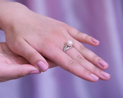 Кольцо из белого золота с белой речной жемчужиной 8,5-9 мм