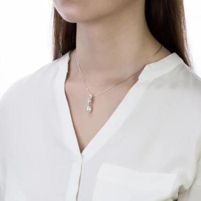 Кулон из серебра с белой каплевидной речной жемчужиной 7,5-8 мм