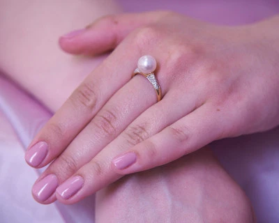 Кольцо из красного золота с белой речной жемчужиной 9-9,5 мм