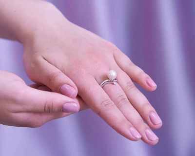 Кольцо из белого золота с белой речной жемчужиной 8-9 мм