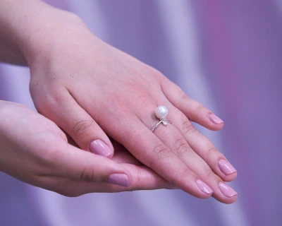 Кольцо "Прикосновение" из белого золота с белой морской жемчужиной Акойя 8,5-9 мм