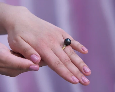 Кольцо из желтого золота с черной морской Таитянской жемчужиной 11,6-11,9 мм