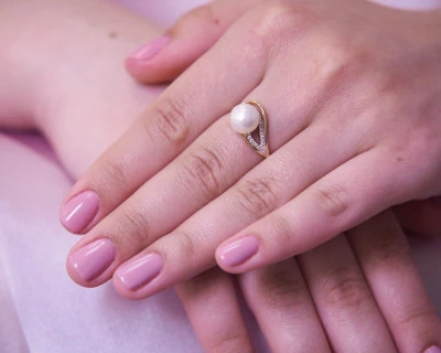 Кольцо из желтого золота с белой речной жемчужиной 8,5-9 мм