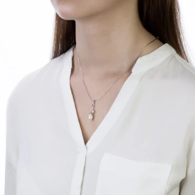 Кулон "Тюльпан" из серебра с белой речной жемчужиной 7,5-8 мм